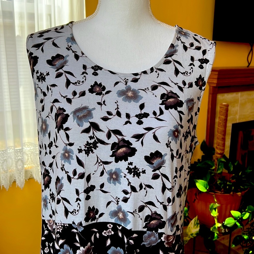 NWOT Flattering Maxi dress - selling as I lost weight- NEVER used- elegant dress